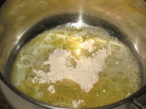 обжарка муки в сливочном масле для молочного соуса